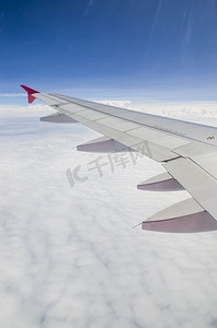 飞行窗口摄影照片_通过飞机窗口看到的云和天空