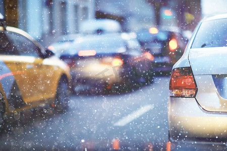 冬天雪地摄影照片_雪地交通道路城市/风景在冬天的夜市，汽车在路上堵车在寒冷的天气，雪