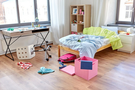 混乱,无序和内部概念 — 杂乱无章的家庭儿童房的景色.