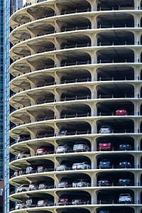 层次感深绿色背景摄影照片_美国伊利诺伊州芝加哥停车场建筑天际线的外观