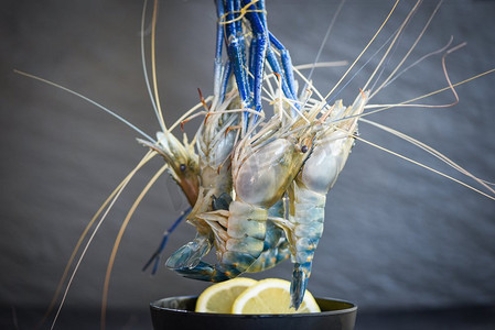 生虾配香料柠檬放在深盘背景上/餐厅或海鲜市场的熟食鲜虾