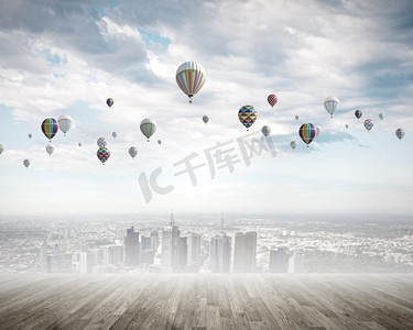飞气球五颜六色的浮空器飞行在晴朗的天空上面现代城市