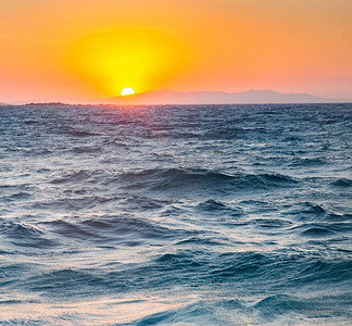 夕阳下的海浪暑假背景海洋天空