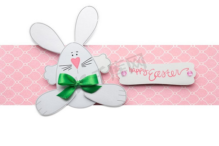 富有创意的复活节概念照片，一只粉白色背景的纸做的兔子。