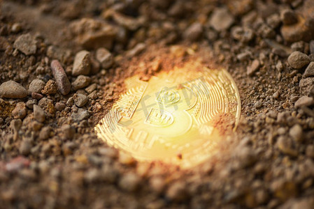 比特币黄金在地面土壤深与光/虚拟加密货币比特币采矿概念
