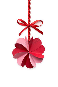蝴蝶结绳子摄影照片_创意情人节概念照片，一朵由纸心形制成的花，白色背景上有一根绳子和一个蝴蝶结。