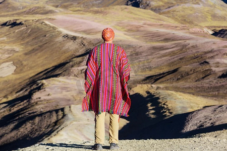 漂亮的彩虹摄影照片_秘鲁库斯科地区维尼康卡徒步旅行场景。蒙大拿州的彩虹山。