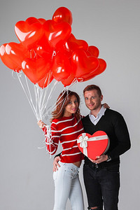 再配上心形气球。情人节情人节情侣送心形气球和礼物