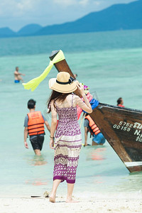 泰国普吉岛--2017年3月4日。一名身穿比基尼的游客在普吉岛的海里游泳。