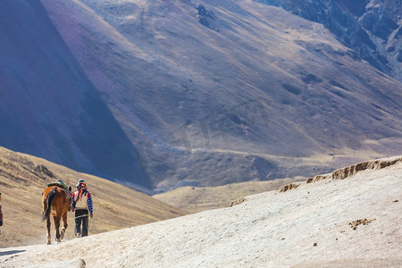 秘鲁库斯科地区维尼康卡的正宗导游服务。蒙大拿州的彩虹山。