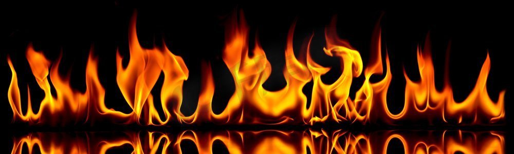 地狱之火摄影照片_黑色背景上的火焰。