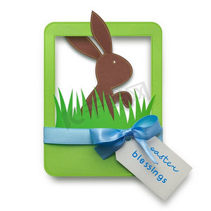 一只兔子的创造性复活节概念照片在一个框架由纸制成在白色背景。