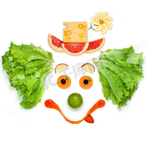 用蔬菜和酱汁做成的友好的小丑。