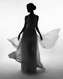 艺术时尚工作室照片美丽优雅的女人吹礼服。时尚风格的流动连衣裙