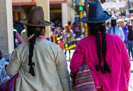秘鲁人摄影照片_城市街道上的秘鲁人