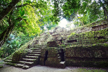 中美洲危地马拉蒂卡尔国家公园著名的古代玛雅寺庙