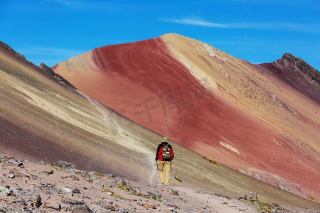 徒步旅行场景在Vinicunca，库斯科地区，秘鲁.七色蒙大拿彩虹山