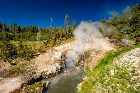 沸腾的火摄影照片_美国怀俄明州黄石国家公园泥浆火山区沸腾的泥浆