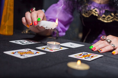 女巫用卡片和蜡烛算命。算命的女巫