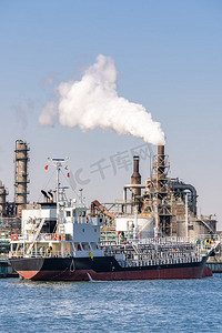 化工厂工厂与气体存储和管道结构与烟囱烟雾在川崎市附近的日本东京