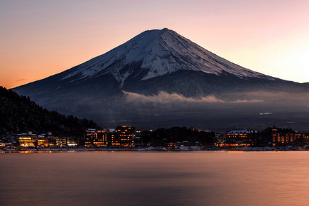 从川口日落观赏富士山的川口湖