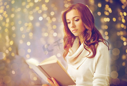 圣诞节、休闲与人的概念--年轻女子在家读书。一位年轻女子在家看书