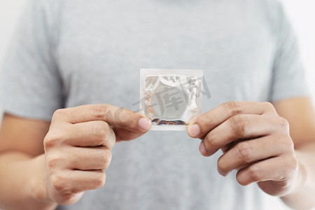 男性使用避孕套来预防艾滋病。