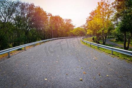 夏日里空旷的道路宁静/曲折的道路蜿蜒的街道乡间通向森林