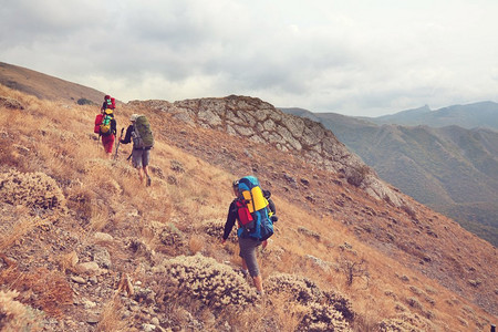 人在青山在摄影照片_在青山中徒步旅行