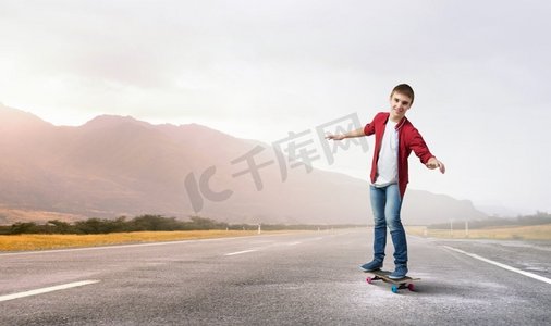 滑板上的家伙。帅气少年酷炫男孩玩滑板