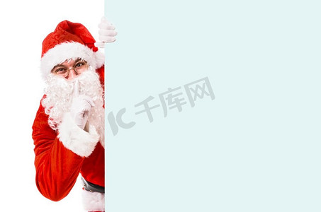 圣诞老人保守着圣诞节的秘密。手指放在嘴唇上要求安静的圣诞老人，与世隔绝的白色背景
