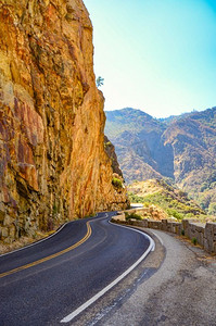 加州国王峡谷国家公园悬崖边的一条蜿蜒道路