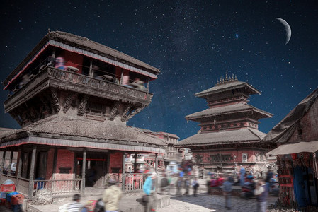 尼泊尔加德满都瓦莱巴克塔普尔的杜巴广场的寺庙。夜晚，月亮和星星闪闪发光。巴德布尔的杜巴广场