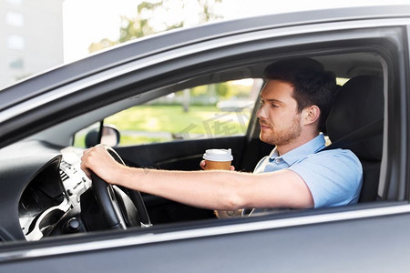 交通工具和驾驶概念—累了困的人或汽车司机与外卖咖啡杯。疲惫的人开车带着外卖咖啡