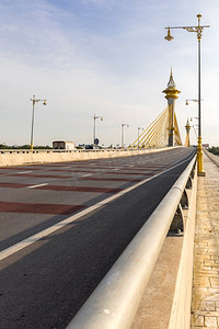 泰国农塔布里的Maha Chesadabodindranusorn大桥