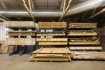 支护摄影照片_生产，制造和木工行业的概念-板存储在工厂仓库。木工厂仓库存放板材