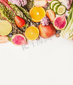 各种新鲜的五颜六色的水果和蔬菜，白色背景，顶视，边框。健康食品和清洁饮食理念