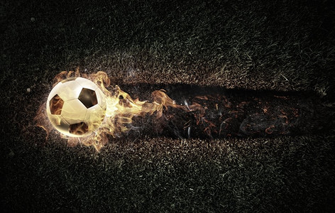 火焰形状摄影照片_热球。火光中的足球概念形象