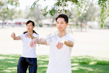 陈式太极拳摄影照片_人们在公园里练太极拳。夏天人们在公园里练太极拳