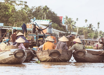 越南湄公河三角洲的木屋和木船