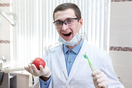 拿着牙刷和苹果的愉快的牙医.卡通动漫人物美女