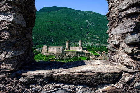 提契诺摄影照片_由蒙特贝洛城堡的废墟石头构成的城堡，贝林佐纳的三座城堡，瑞士提契诺。