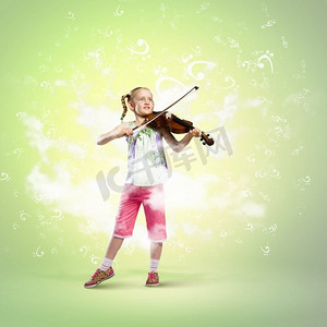 拉小提琴的女孩。在绿色背景下拉小提琴的可爱女孩形象