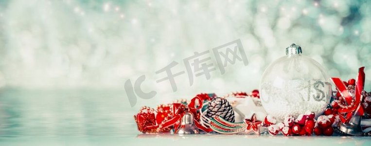 圣诞背景，带有玻璃球和红色节日装饰，冬季波克背景，正视，横幅