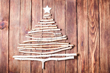 木星背景摄影照片_白桦树枝和木星作为圣诞节的装饰，带有复制空间。生态圣诞树