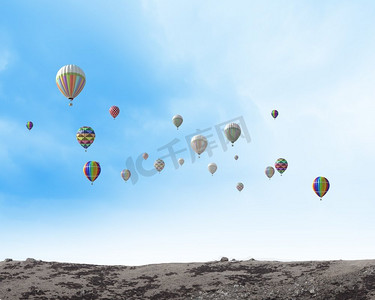 会飞的浮空器。五颜六色的气球在蓝天中高高飘扬