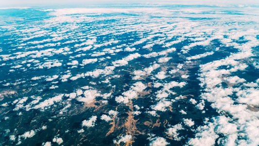 飞越美丽的地球云景观