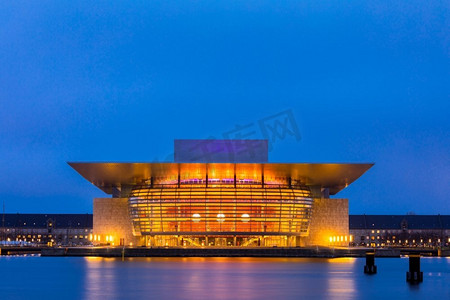 夜色摄影照片_丹麦哥本哈根歌剧院在暮色中