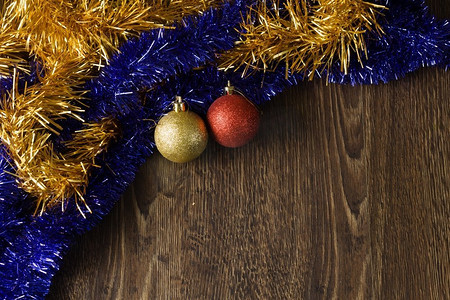 圣诞背景。背景圣诞图案带有装饰球和金属饰品。文本的位置