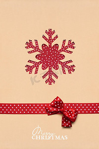 创意圣诞概念照片，棕色背景用纸做的雪花。